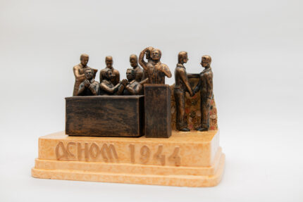 Скулптура „АСНОМ 1944“