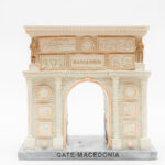 Скулптура „Порта Македонија“